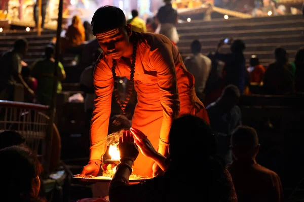 バラナシ ブージャプル購入インド 2023年3月5日 ガンジス川で日没後に毎日若い司祭によって行わDashashwamedhガートでバラナシ ガンガ アーティの儀式 — ストック写真