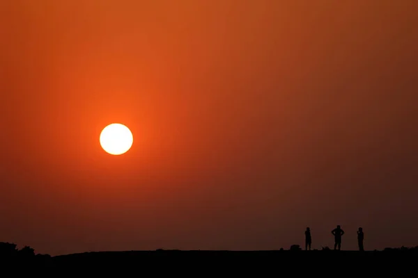 Солнце Восходит Над Восточным Берегом Реки Ганг Около Варанаси Индия — стоковое фото