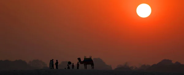 Silueta Personas Camellos Amanecer Sobre Orilla Oriental Del Río Ganges —  Fotos de Stock