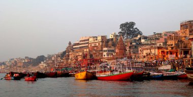 VARANASI BHOJPUR PURVANCHAL INDIA - 03 05 05 2023: Varanasi, Banaras veya Benares ve Kashithat Hindu dünyasında hac, ölüm ve yas geleneğinde merkezi bir yere sahiptir.