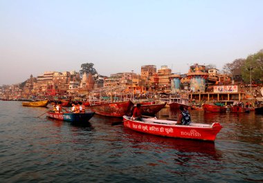 VARANASI BHOJPUR PURVANCHAL INDIA - 03 05 05 2023: Varanasi, Banaras veya Benares ve Kashithat Hindu dünyasında hac, ölüm ve yas geleneğinde merkezi bir yere sahiptir.