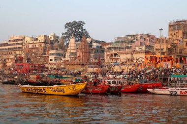 VARANASI BHOJPUR PURVANCHAL INDIA - 03 05 05 2023: Varanasi, Banaras veya Benares ve Kashithat Hindu dünyasında hac, ölüm ve yas geleneğinde merkezi bir yere sahiptir.