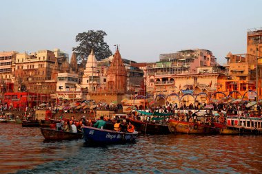 VARANASI BHOJPUR PURVANCHAL INDIA - 03 05 05 2023: Varanasi, Banaras veya Benares ve Kashithat Hindu dünyasında hac, ölüm ve yas geleneğinde merkezi bir yere sahiptir.