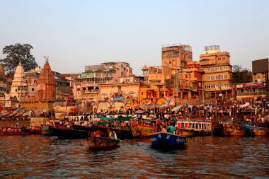VARANASI BHOJPUR PURVANCHAL INDIA - 03 05 05 2023: Varanasi, Banaras veya Benares ve Kashithat Hindu dünyasında hac, ölüm ve yas geleneğinde merkezi bir yere sahiptir.