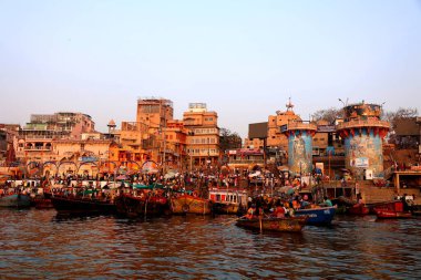 VARANASI BHOJPUR PURVANCHAL INDIA - 03 05 05 2023: Varanasi, Banaras veya Benares ve Kashithat Hindu dünyasında hac, ölüm ve yas geleneğinde merkezi bir yere sahiptir.