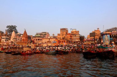 VARANASI BHOJPUR PURVANCHAL INDIA - 03 05 05 2023: Varanasi, Banaras veya Benares ve Kashithat Hindu dünyasında hac, ölüm ve yas geleneğinde merkezi bir yere sahiptir.