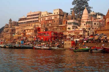 VARANASI BHOJPUR PURVANCHAL INDIA - 03 05 05 2023: Varanasi, Banaras veya Benares ve Kashithat Hindu dünyasında hac, ölüm ve yas geleneğinde merkezi bir yere sahiptir.