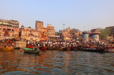 VARANASI BHOJPUR PURVANCHAL INDIA - 03 05 05 2023: Varanasi, Banaras veya Benares ve Kashithat Hindu dünyasında hac, ölüm ve yas geleneğinde merkezi bir yere sahiptir.