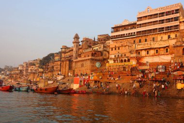 VARANASI BHOJPUR PURVANCHAL INDIA - 03 05 05 2023: Varanasi, Banaras veya Benares ve Kashithat Hindu dünyasında hac, ölüm ve yas geleneğinde merkezi bir yere sahiptir.