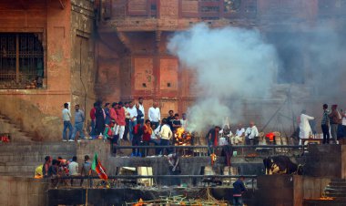 VARANASI BHOJPUR PURVANCHAL INDIA - 03 05 05 2023: Manikarnika Ghat 'ta bilinmeyen bir Hintlinin yakılma töreninin görüntüsü Varanasi' deki Ganj nehri önünde.