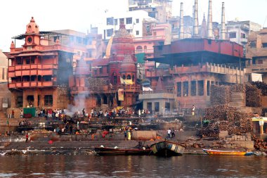 VARANASI BHOJPUR PURVANCHAL INDIA - 03 05 05 2023: Manikarnika Ghat 'ta bilinmeyen bir Hintlinin yakılma töreninin görüntüsü Varanasi' deki Ganj nehri önünde.