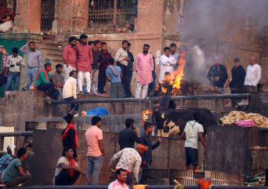 VARANASI BHOJPUR PURVANCHAL INDIA - 03 05 05 2023: Manikarnika Ghat 'ta bilinmeyen bir Hintlinin yakılma töreninin görüntüsü Varanasi' deki Ganj nehri önünde.