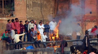 VARANASI BHOJPUR PURVANCHAL INDIA - 03 05 05 2023: Manikarnika Ghat 'ta bilinmeyen bir Hintlinin yakılma töreninin görüntüsü Varanasi' deki Ganj nehri önünde.