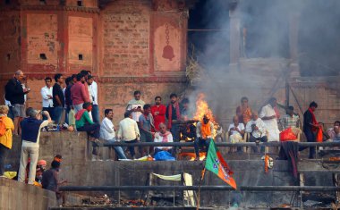 VARANASI BHOJPUR PURVANCHAL INDIA - 03 05 05 2023: Manikarnika Ghat 'ta bilinmeyen bir Hintlinin yakılma töreninin görüntüsü Varanasi' deki Ganj nehri önünde.