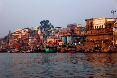 VARANASI BHOJPUR PURVANCHAL INDIA - 03 05 05 2023: Varanasi, Banaras veya Benares ve Kashithat Hindu dünyasında hac, ölüm ve yas geleneğinde merkezi bir yere sahiptir.