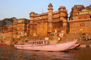 VARANASI BHOJPUR PURVANCHAL INDIA - 03 05 05 2023: Varanasi, Banaras veya Benares ve Kashithat Hindu dünyasında hac, ölüm ve yas geleneğinde merkezi bir yere sahiptir.