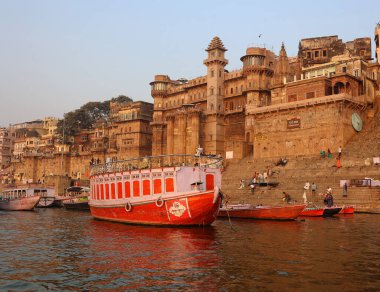 VARANASI BHOJPUR PURVANCHAL INDIA - 03 05 05 2023: Varanasi, Banaras veya Benares ve Kashithat Hindu dünyasında hac, ölüm ve yas geleneğinde merkezi bir yere sahiptir.