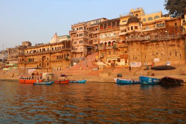 VARANASI BHOJPUR PURVANCHAL INDIA - 03 05 05 2023: Varanasi, Banaras veya Benares ve Kashithat Hindu dünyasında hac, ölüm ve yas geleneğinde merkezi bir yere sahiptir.