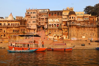 VARANASI BHOJPUR PURVANCHAL INDIA - 03 05 05 2023: Varanasi, Banaras veya Benares ve Kashithat Hindu dünyasında hac, ölüm ve yas geleneğinde merkezi bir yere sahiptir.