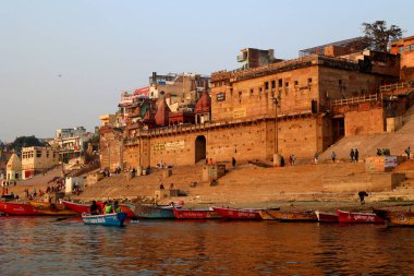 VARANASI BHOJPUR PURVANCHAL INDIA - 03 05 05 2023: Varanasi, Banaras veya Benares ve Kashithat Hindu dünyasında hac, ölüm ve yas geleneğinde merkezi bir yere sahiptir.