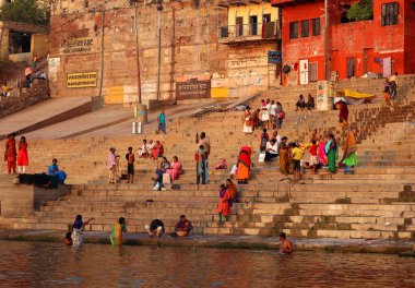 VARANASI BHOJPUR PURVANCHAL INDIA - 03 05 2023: Hindular Hindistan 'ın kutsal kenti Varanasi' deki Ganga nehrinde ayin banyosu yapıyorlar. Kutsal ayin banyosu her gün yapılır..