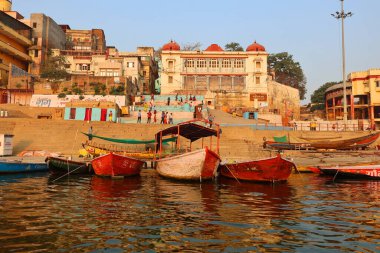 VARANASI BHOJPUR PURVANCHAL INDIA - 03 05 05 2023: Varanasi, Banaras veya Benares ve Kashithat Hindu dünyasında hac, ölüm ve yas geleneğinde merkezi bir yere sahiptir.