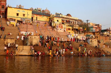 VARANASI BHOJPUR PURVANCHAL INDIA - 03 05 2023: Hindular Hindistan 'ın kutsal kenti Varanasi' deki Ganga nehrinde ayin banyosu yapıyorlar. Kutsal ayin banyosu her gün yapılır.. 