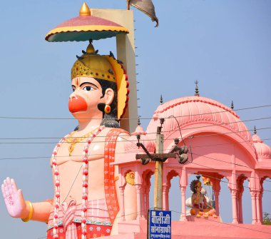 RAJASTHAN INDIA - 02 28 23 Hanuman 'ın dev heykeli. Hanuman bir Hindu tanrısı ve tanrı Rama 'nın ilahi vanara yoldaşı. Hanuman, Hint destanı Ramayana 'nın ana karakterlerinden biridir.