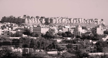 JAISALMER INDIA - 02: 13 23: Jaisalmer Kalesi, Hindistan 'ın Rajasthan eyaletinde. Dünyada yaşayan çok az kaleden biri olduğuna inanılır (Carcassonne, Fransa gibi).)
