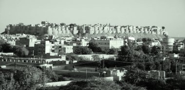 JAISALMER INDIA - 02: 13 23: Jaisalmer Kalesi, Hindistan 'ın Rajasthan eyaletinde. Dünyada yaşayan çok az kaleden biri olduğuna inanılır (Carcassonne, Fransa gibi).)