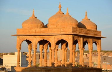 JAISALMER RAJASTHAN INDIA - 02 13 2023: Vyas Chhatri Cenotaphs burada Jaisalmer 'in en muhteşem yapıları ve en büyük turistik merkezlerinden biridir..