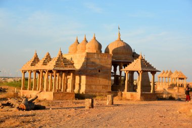 JAISALMER RAJASTHAN INDIA - 02 13 2023: Vyas Chhatri Cenotaphs burada Jaisalmer 'in en muhteşem yapıları ve en büyük turistik merkezlerinden biridir..