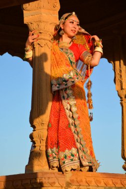 JAISALMER INDIA - 02: 13 23: Geleneksel giysileri ve doğulu mücevherleri olan güzel Hintli kadın.