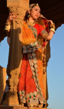 JAISALMER INDIA - 02: 13 23: Geleneksel giysileri ve doğulu mücevherleri olan güzel Hintli kadın.