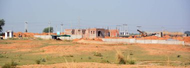 RURAL RAJASTHAN Hindistan - 03 01 2023: Hindistan 'da geleneksel kil tuğla üretimi.