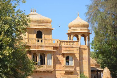 JAISALMER RAJASTHAN INDIA - 02 13 2023: sabah Gadisar Gölü. Jaisalmer 'de tapınakları olan insan yapımı su deposu. Rajasthan. Hindistan