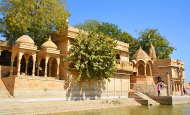 JAISALMER RAJASTHAN INDIA - 02 13 2023: sabah Gadisar Gölü. Jaisalmer 'de tapınakları olan insan yapımı su deposu. Rajasthan. Hindistan