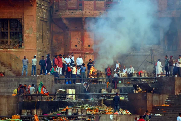 ヴァラナシ ブジャプール購入インド 2023年3月5日 ヴァラナシのガンジス川の前にあるマニカルニカ ガット Manikarnika Ghat での未知のヒンドゥ教徒の火葬式の様子 — ストック写真