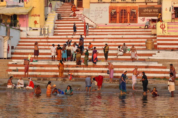 Varanasi Bhojpur Purvanchal India 2023 印度教教徒在印度瓦拉纳西的甘加河中沐浴 每天都要举行圣礼浴 — 图库照片