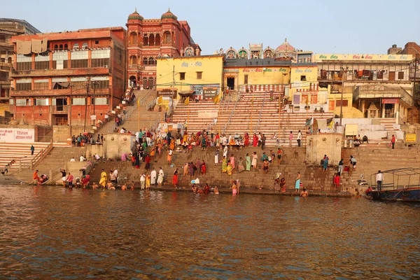 Varanasi Bhojpur Purvanchal India 2023 印度教教徒在印度瓦拉纳西的甘加河中沐浴 每天都要举行圣礼浴 — 图库照片