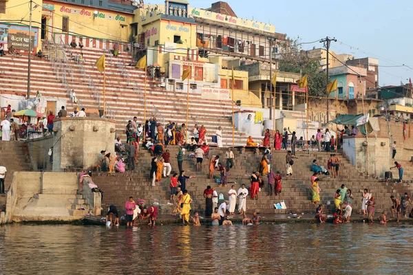 バラナシ族のブジャプール購入インド 2023年 インドのバラナシの聖なる都市 ガンガ川で儀式用の風呂に入るヒンドゥス 毎日神事風呂が開催されます — ストック写真