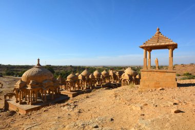 JAISMER RAJASTHAN INDIA 02 13 2023: Vyas Chhatri Cenotaphs burada Jaisalmer 'in en muhteşem yapıları ve en büyük turistik merkezlerinden biridir.