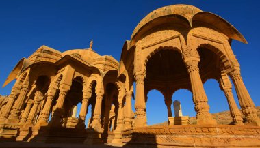 JAISMER RAJASTHAN INDIA 02 13 2023: Vyas Chhatri Cenotaphs burada Jaisalmer 'in en muhteşem yapıları ve en büyük turistik merkezlerinden biridir.