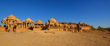 JAISALMER RAJASTHAN INDIA - 02 13 2023: Vyas Chhatri Cenotaphs burada Jaisalmer 'in en muhteşem yapıları ve en büyük turistik merkezlerinden biridir..