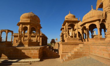 JAISALMER RAJASTHAN INDIA - 02 13 2023: Vyas Chhatri Cenotaphs burada Jaisalmer 'in en muhteşem yapıları ve en büyük turistik merkezlerinden biridir..