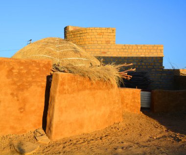 TARI JAISALMER RAJASTHAN Hindistan - 02 13 2023: Thar Çölü Rajasthan Hindistan 'da geleneksel evleri olan küçük bir köy