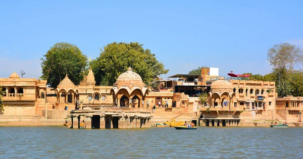 JAISALMER RAJASTHAN INDIA - 02 13 2023: sabah Gadisar Gölü. Jaisalmer 'de tapınakları olan insan yapımı su deposu. Rajasthan. Hindistan