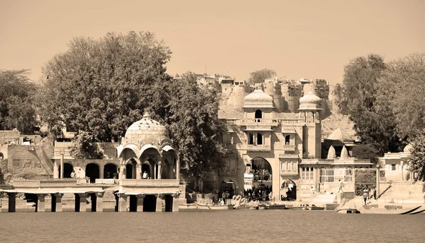 Jaisalmer Rajasthan India 2023年 午前中にガジサー湖 ジャイサルメールの寺院と人工の貯水池 ラジャスタンだ インド — ストック写真