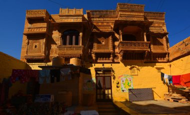 AISALMER RAJASTHAN INDIA - 02 13 2023: Haveli Jaisalmer Kalesi ya da Sonar Quila ya da kumtaşından yapılmış Altın Kale. Thar Çölü 'nde eski ipek ticaret yolu boyunca UNESCO dünya mirası sahası.