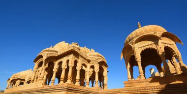 JAISALMER RAJASTHAN INDIA - 02 13 2023: Vyas Chhatri Cenotaphs burada Jaisalmer 'in en muhteşem yapıları ve en büyük turistik merkezlerinden biridir..